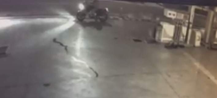 Η στιγμή που οι δράστες βάζουν τη βόμβα στο βενζινάδικο στην Ανάβυσσο [βίντεο]